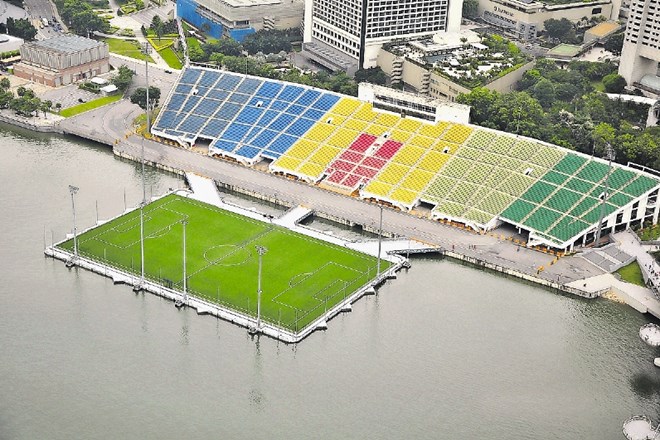 Plavajoči stadion v Singapurju bo konec tedna gostil tekmo formule ena.