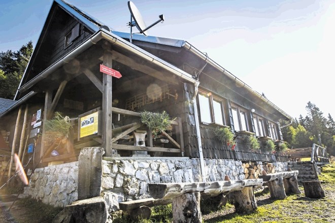 Naslov naj planinska koča si je letos z največ glasovi prislužil Roblekov dom na Begunjščici.