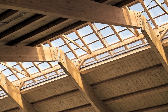 Kakovosten les je jamstvo za dolgo življenjsko dobo lesenih delov strehe.