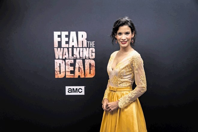 »Bojte se žensk, ne samo živih mrtvecev,« napoveduje  Danay Garcia.  V ponedeljek se bo na televiziji AMC začel drugi del...