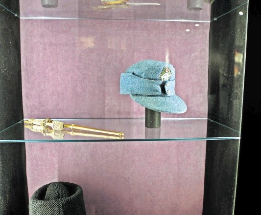 Kapa nemške policije, partizanska kapa, četniška kapa in kapa bustina – pripadnika italijanske fašistične stranke.