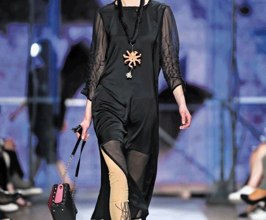 Obleka s šibori strukturo  na prosojnih rokavih (dizajn: Renata Bedene, torbica Zelolepo, ogrlica Dalija Sega)