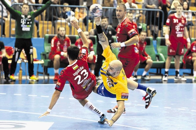 Za celjskega krožnega napadalca Igorja Anića (z žogo) je bila Veszpremova obramba previsoka ovira.