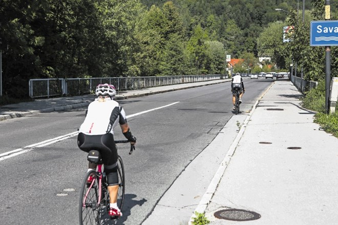 Na Tacenski cesti pri mostu  ni  oznak za kolesarsko stezo, čeprav je prostora zanjo dovolj.