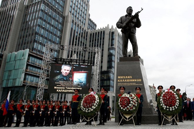 Otvoritev spomenika Mihailu Timofejeviču Kalašnikovu v Moskvi, izumitelju avtomatičnega orožja AK-47