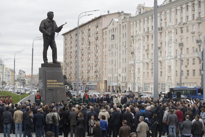 V Rusiji postavili spomenik izumitelju kalašnikovke