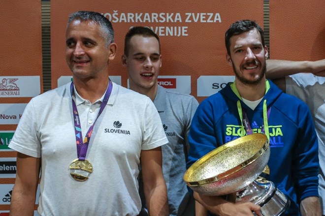 Igor Kokoškov in Goran Dragić (med njima je Klemen Prepelič) se še odločata o svoji usodi pri evropskih košarkarskih...