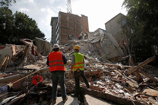 Reševalci iščejo morebitne preživele po potresu v mehiški prestolnico Ciudad de Mexico.