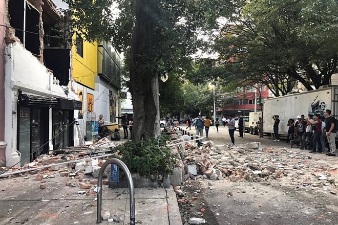 V rušilnem potresu v Mehiki več kot 200 žrtev