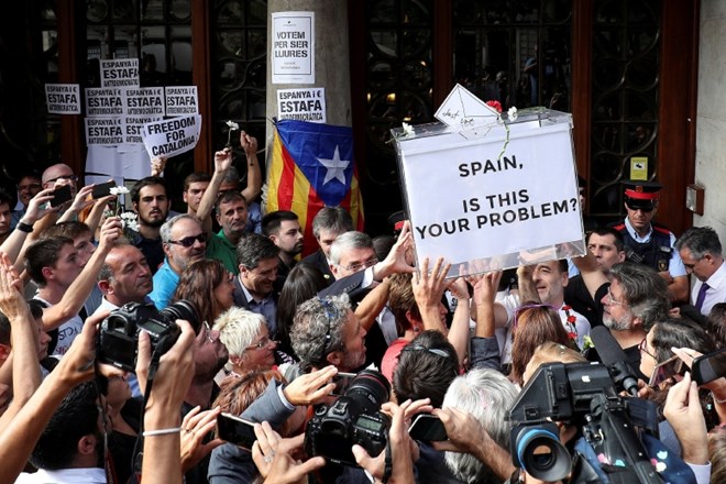 Protesti pred ministrstvom, ko je bil aretiran Josepo Mario Jove, sodelavec podpredsednika katalonske vlade