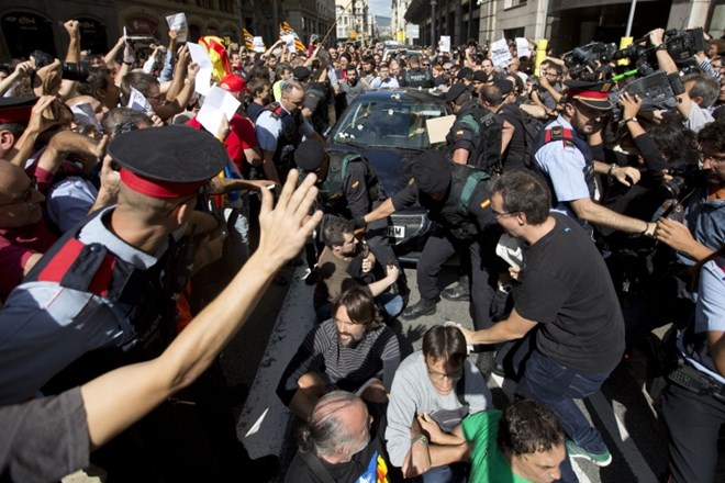 Protestniki skušajo ustavili vozilo, v katerem je Xavier Puig, sodelavec oddelka za zunanje zadeve
