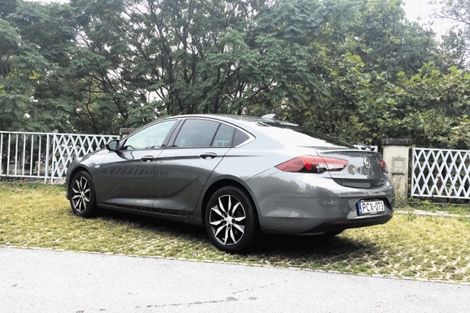 Opel insignia grand sport in renault talisman: S krpo vsakodnevno nad lepotčevo brazgotino na obrazu