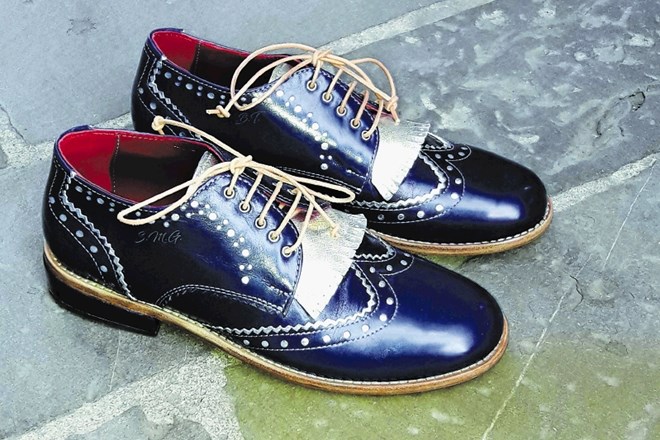 Unikatni čevlji slovenske blagovne znamke Tash Handmade Shoes so izdelani iz usnja.