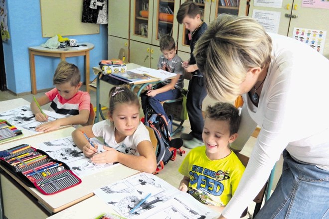 Medtem ko se učiteljica Alenka Čop ukvarja s prvošolčki, četrtošolca že samostojno rešujeta naloge. »Veliko je...
