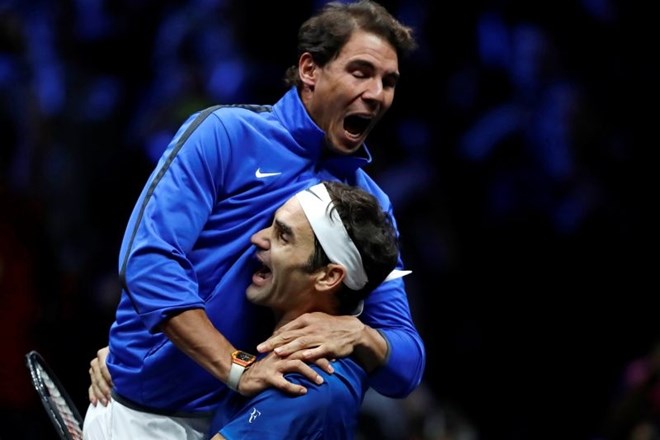 Rafael Nadal je takole prihitel v objem Rogerju Federerju, zatem ko je ta dobil odločilni dvoboj proti Nicku Kyrgiosu. (Foto:...