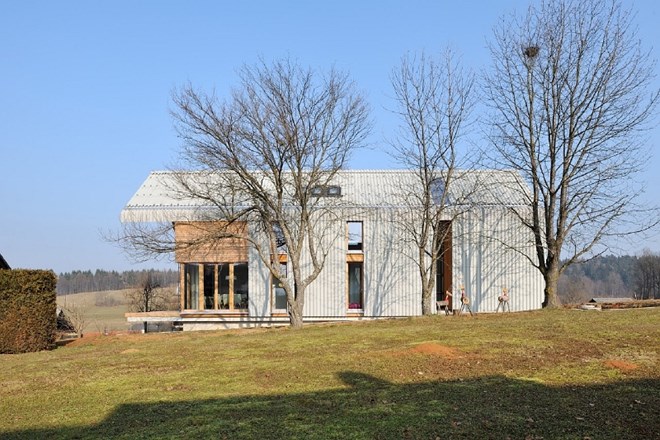 Hiša Mlačevo: primer trajnostne arhitekture, prilagojene sodobnemu bivanju  