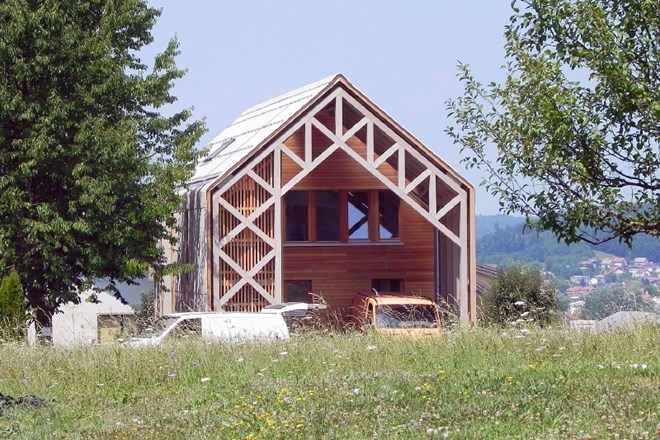 Hiša Mlačevo: primer trajnostne arhitekture, prilagojene sodobnemu bivanju  