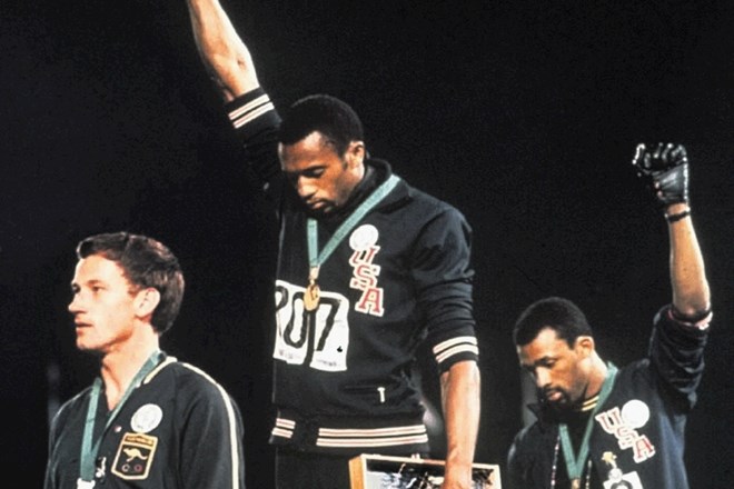 Ameriška tekača Tommie Smith in John Carlos sta protestno dvignila pesti ob podelitvi medalj na olimpijskih igrah leta 1968.