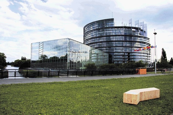 Klop ljubezni pred stavbo evropskega parlamenta