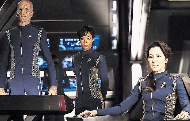 Ladjo Discovery sta v prvih dveh epizodah vodili  Michelle  Yeoh  kot Philippa  Georgiou in Sonequa Martin - Green kot...