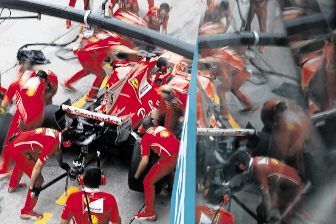 Člani Ferrarijeve ekipe so včerajšnji dan izkoristili za treniranje čim hitrejše menjave pnevmatik.