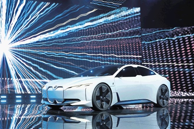 BMW i vision dynamic – koncept nakazuje, kako bo videti naslednji član družine BMW i, ki bo umeščen med modela i3 in i8.