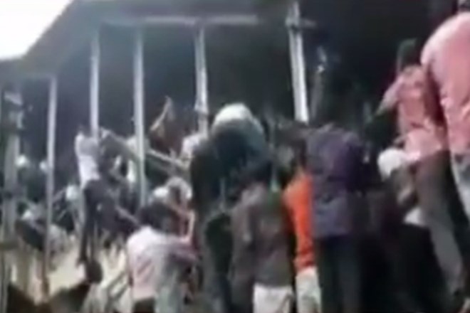 V stampedu na mumbajski železniški postaji umrlo 22 oseb