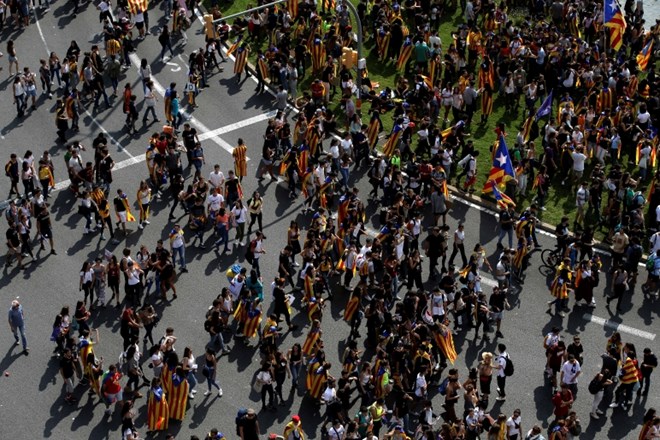 Množica študentov na včerajšnjem protestu proti zatiranju nedeljskega referenduma v Barceloni
