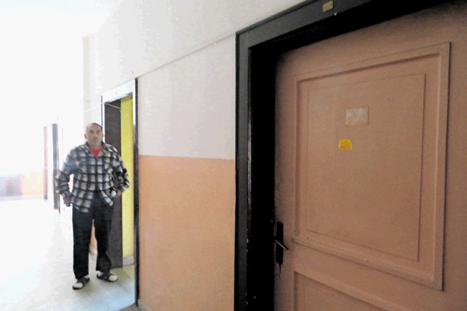 Za temi vrati samskega doma v Kamniku sta se sprla dolgoletna sostanovalca in starejši je mlajšega zabodel.