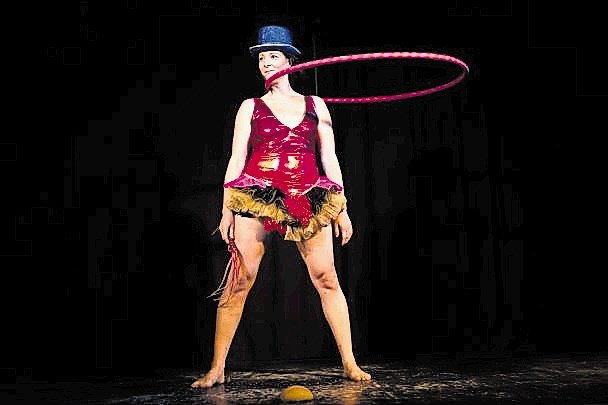 Festival se bo končal z burlesknim performansom Urške Vohar iz serije Tatovi podob predstavljajo: Matilda Buns in njene...
