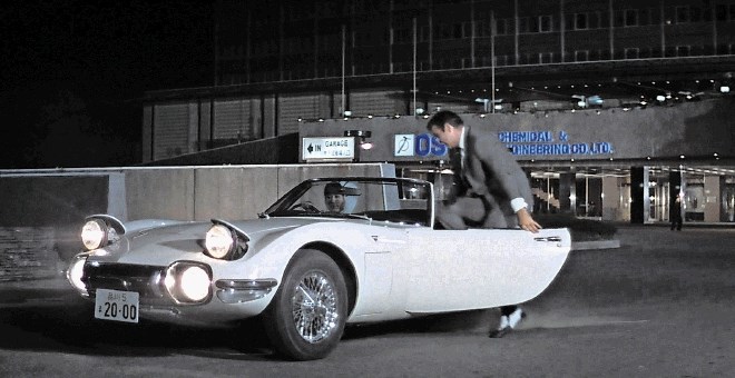 Sean Connery je bil v toyoti 2000 GT v filmu o Jamesu Bondu Samo dvakrat se živi v vlogi sovoznika, ga je pa z njo iz zagate...