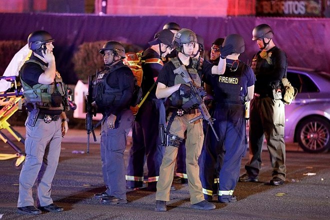 V napadu v Las Vegasu več kot 50 mrtvih: Bil je kaos, množica je teptala ljudi, streljanja ni in ni bilo konec