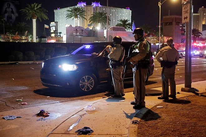 V napadu v Las Vegasu več kot 50 mrtvih: Bil je kaos, množica je teptala ljudi, streljanja ni in ni bilo konec