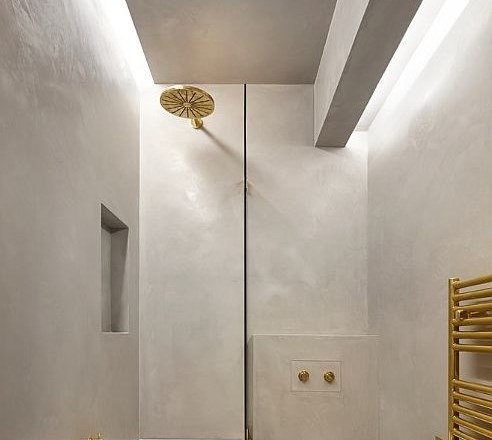 Neprijazna kopalnica brez naravne svetlobe zasije z ustvarjalnim dizajnom  