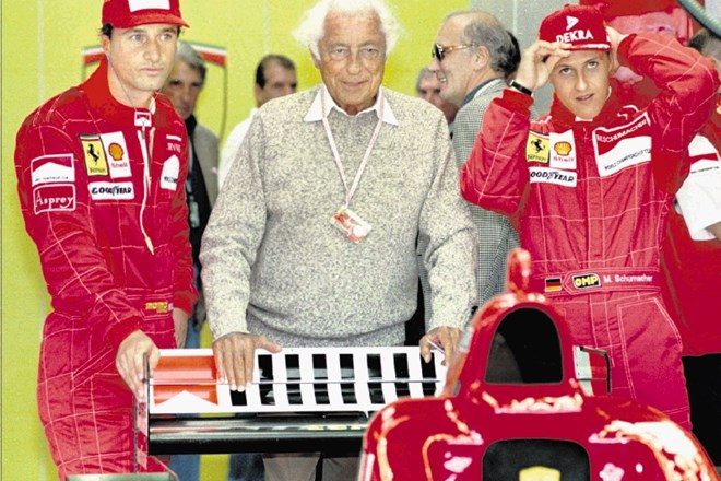 Julija 1996 se je Gianni Agnelli na dirki formule 1 v Silverstonu fotografiral skupaj z voznikoma Ferrarija Eddiejem  Irvinom...
