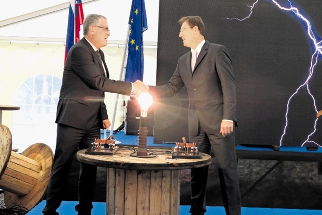 Direktor družbe Sodo Matjaž Vodušek  in predsednik vlade Miro Cerar sta s prižigom žarnice simbolično predala namenu 4,6...