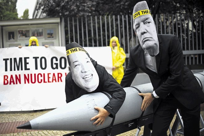 Predstavniki Mednarodne kampanje za prepoved jedrskega orožja opozarjajo na možnost spopada  pred ameriškim veleposlaništvom...