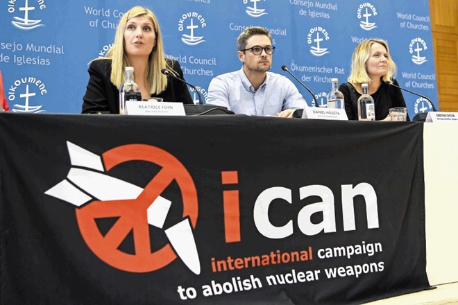 Izvršna direktorica kampanje ICAN  Beatrice Fihn (levo) in drugi predstavniki Nobelove nagrajenke