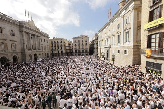 Več deset tisoč ljudi na shodih v Španiji poziva k dialogu: »Hablamos?«