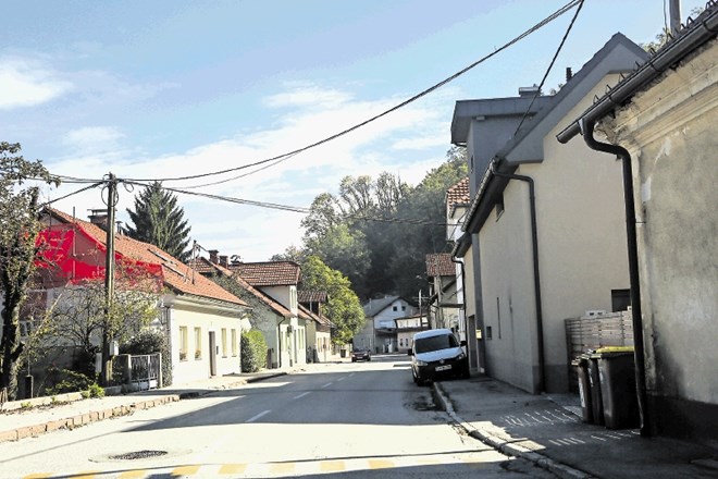 Manjšemu naselju so Ljubljančani sprva rekli Hradeckega predmestje.