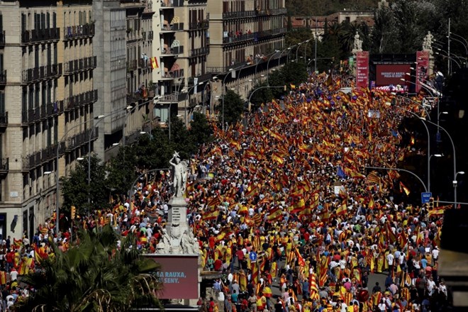 Več sto tisoč ljudi v Barceloni protestira proti odcepitvi Katalonije