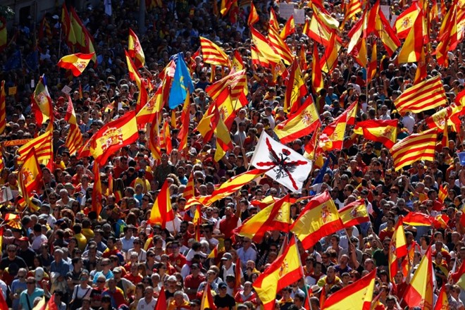 Več sto tisoč ljudi v Barceloni protestira proti odcepitvi Katalonije