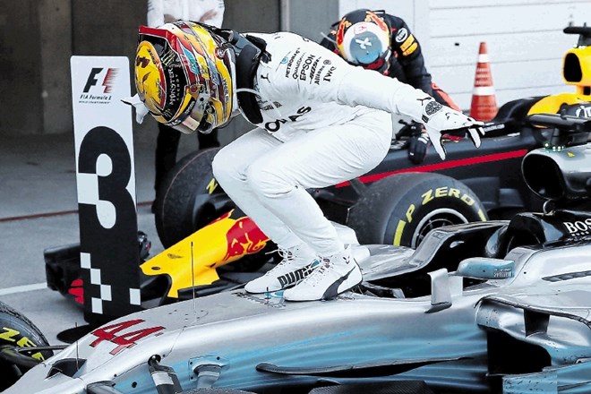 Lewis Hamilton se je zelo veselil nove zmage, s katero je vse bližje novemu naslovu svetovnega prvaka, ki si ga lahko...