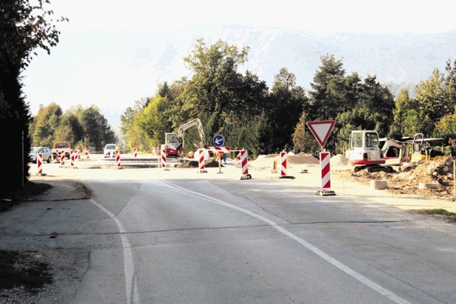 Z ureditvijo krožišča se je začela rekonstrukcija ceste, s katero bodo do CUDV Matevža Langusa v Radovljici uredili pločnik.