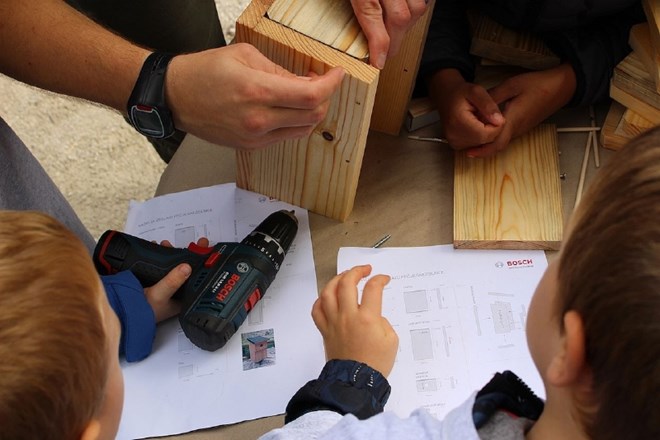 25 let Boscha v Sloveniji: otroci iz ljubljanskih vrtcev bodo zgradili 150 ptičjih hišic  