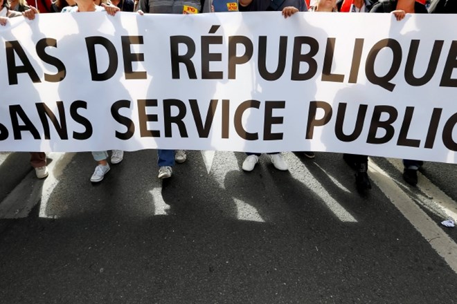 Na današnjem shodu v mestu Bordeaux. Na transparentu piše »Ni republike brez javnih storitev.«