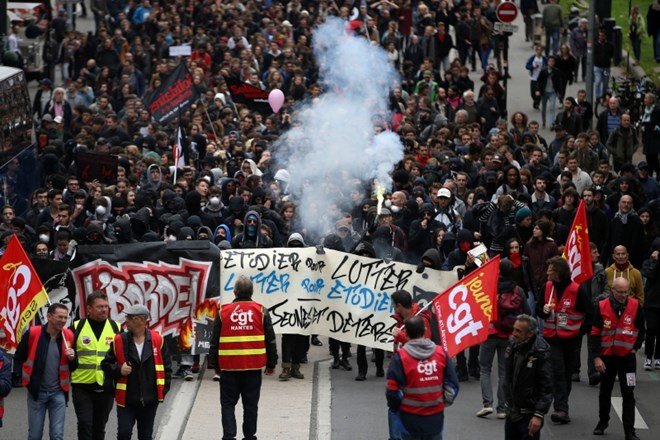 Študentje in delavci javnega sektorja na današnjem protestu v mestu Nantes. Na transparentu piše »Študiramo za boj, borimo se...