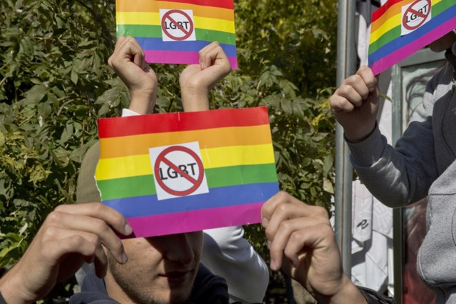 Istočasno so v Prištini protestirali tudi anti-LGBT protestniki.