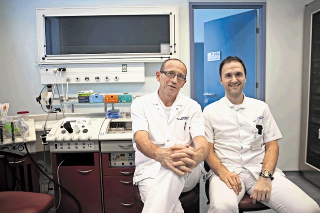 Otorinolaringologa dr. Aleksandar Aničin (levo) in asist. Jure Urbančič si želita, da pacienti pridejo, ko so slinski kamni...