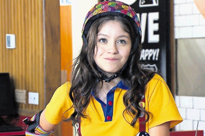 Luna je 12-letna deklica, ki se v prostem času rada kotalka, igra pa jo 17-letna mehiška igralka Karol Sevilla.